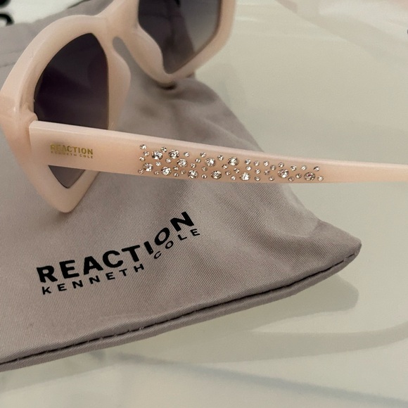 Kenneth Cole
Reaction Luna Crystal Cat-Eye
Pink Sunglasses NWT - Picture 3 of 8